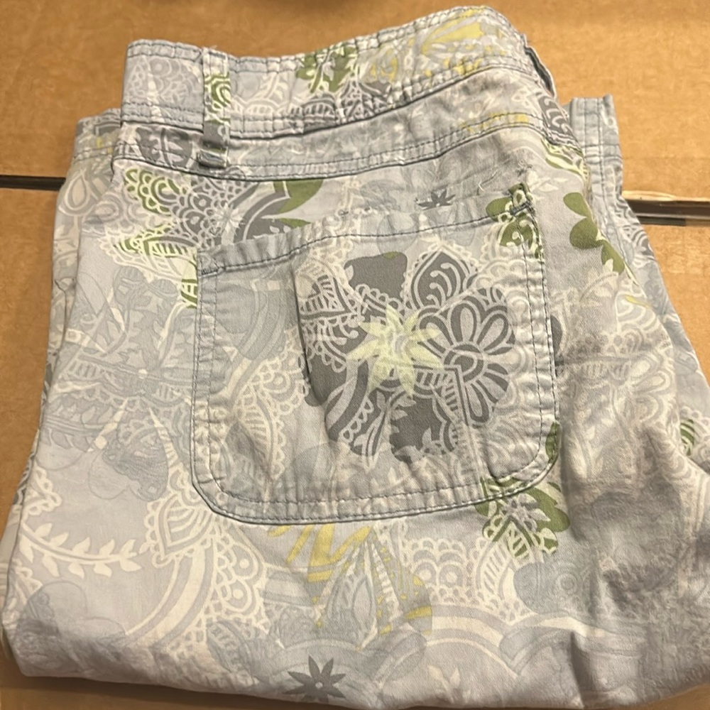 Gloria Vanderbilt capris 
Size 12
